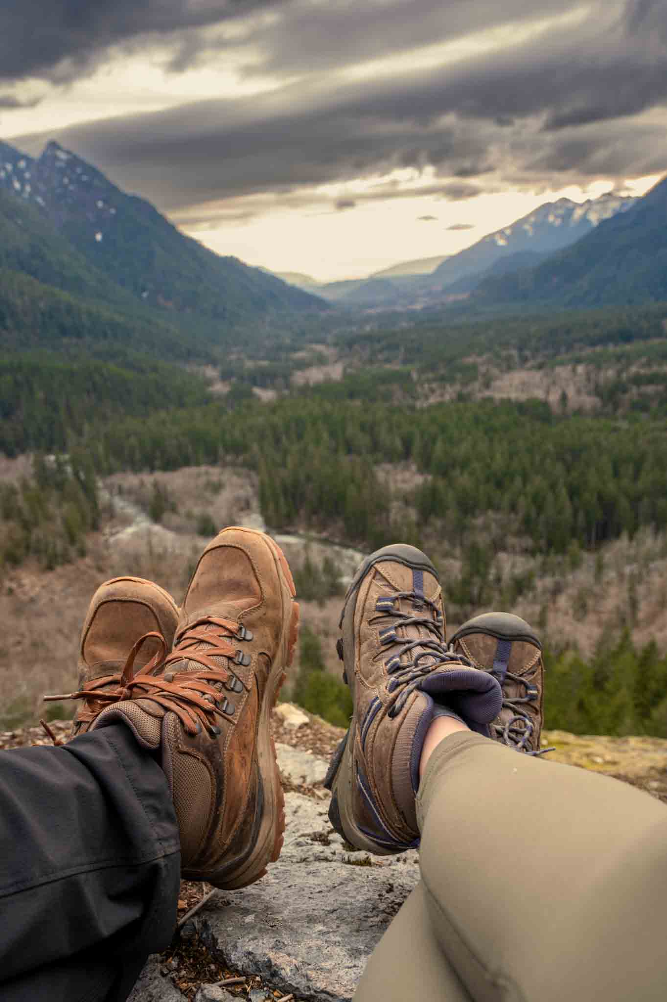 Couple wearing Keen hiking boots on the Garfield Ledges Trail in Washington State